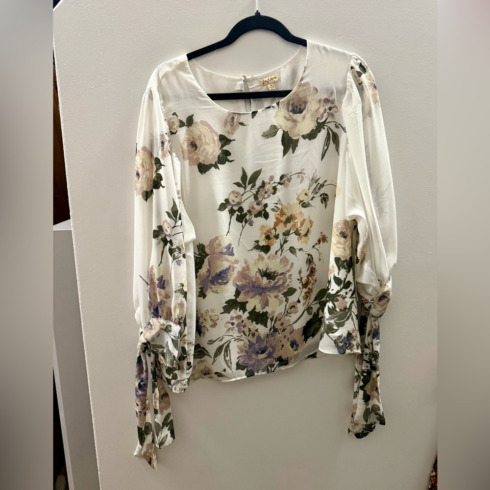 NWT floral blouse!…